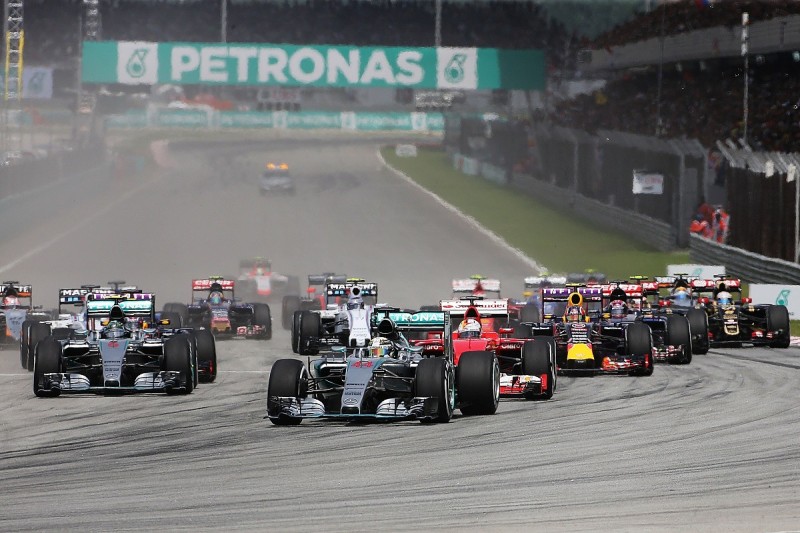 F1 title rivals Hamilton and Rosberg split on Malaysian GP tyres