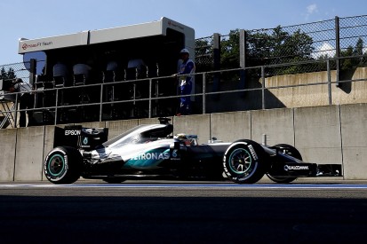 Mercedes breaks F1 gearbox seal on Lewis Hamilton's car