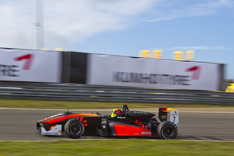 Masters of F3: Callum Ilott leads tight qualifying session