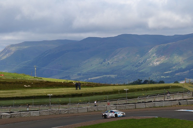 BTCC Knockhill: Tom Ingram fastest in practice