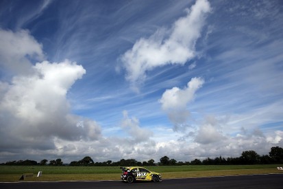 Snetterton BTCC: Mercedes driver Morgan fastest in practice
