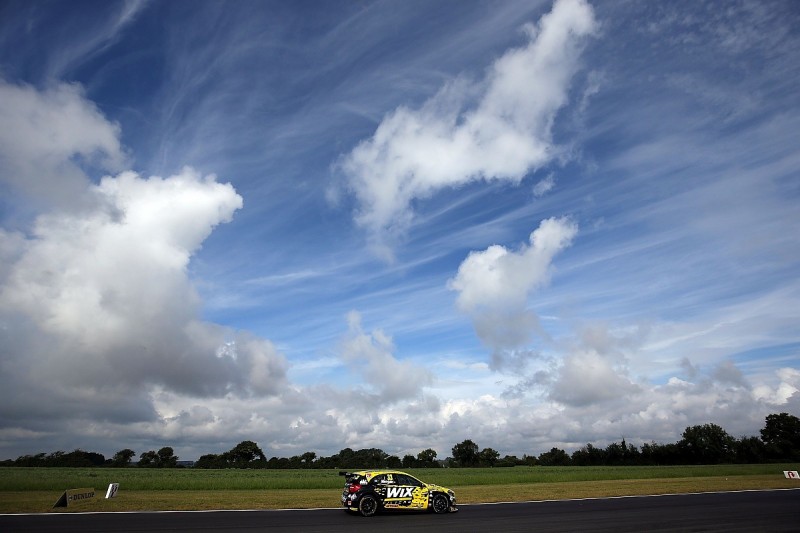 Snetterton BTCC: Mercedes driver Morgan fastest in practice