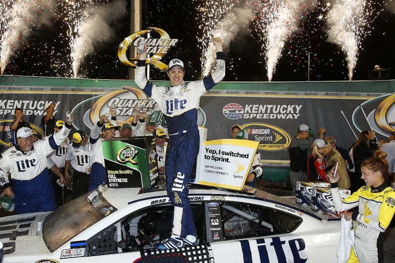 Kentucky NASCAR: Penske's Brad Keselowski stretches fuel for win