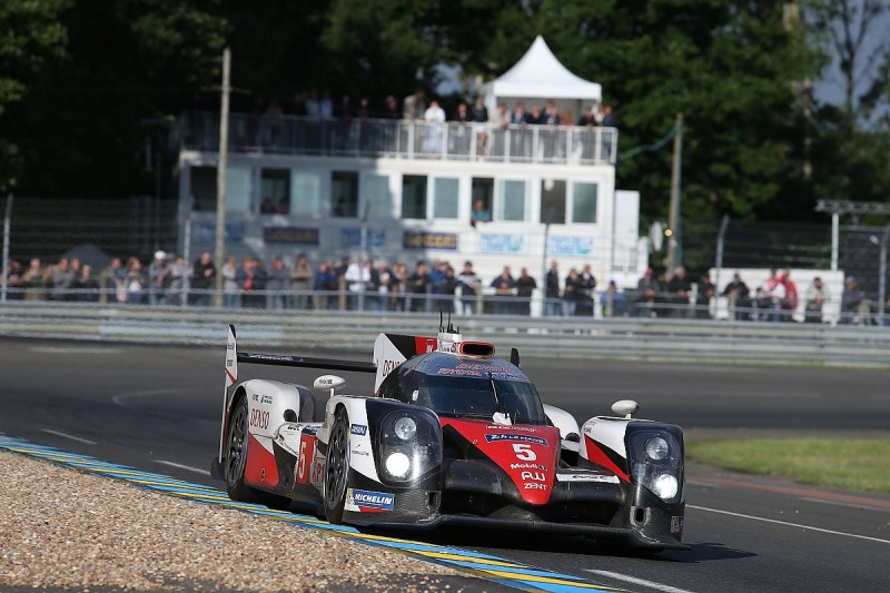 Le Mans 24 Hours: Toyota resists Porsche into final hour