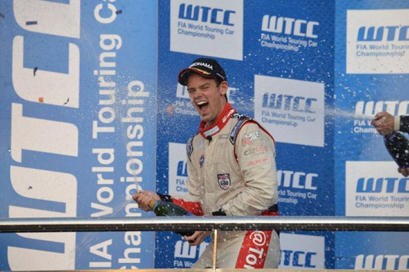 Beijing Goldenport WTCC: Tom Chilton takes first victory of 2014