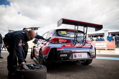 Catsburg takes WTCR Slovakia main race pole for BRC Racing