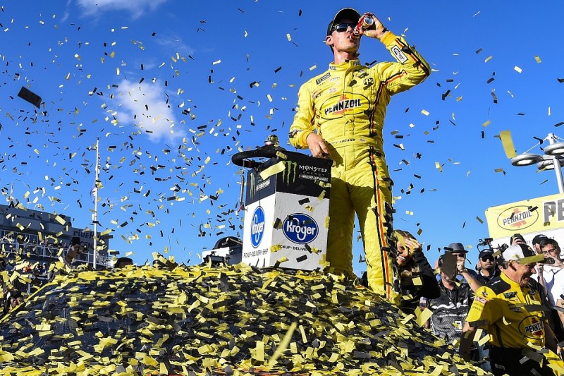 Las Vegas NASCAR: Logano resists Keselowski in Penske one-two