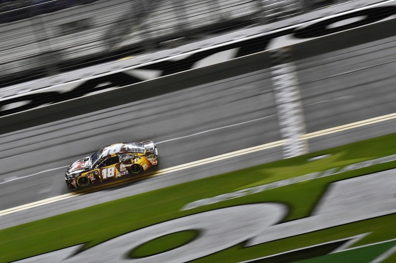 Jimmie Johnson apologises to Kyle Busch for NASCAR Duel collision