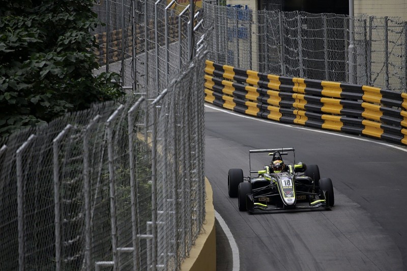 Ferrari junior Ilott amazed he missed Sato's Macau Grand Prix crash