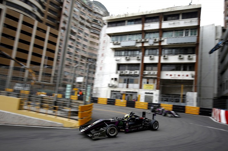 Motopark F3 pair rue Macau Grand Prix qualifying chaos