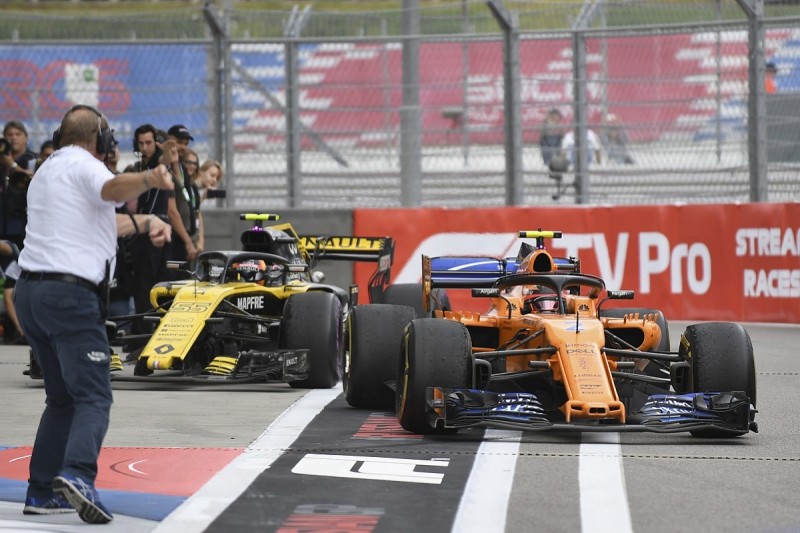 Renault releases Carlos Sainz Jr for early McLaren F1 test