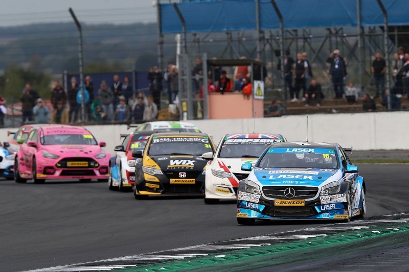 Silverstone BTCC: Moffat resists Ingram and Turkington for win