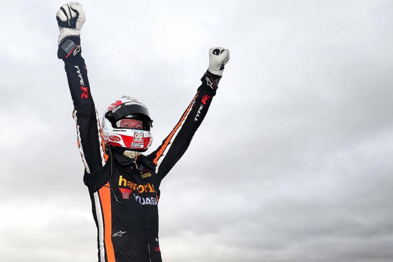 Snetterton BTCC: Matt Neal wins Double Diamond anniversary race