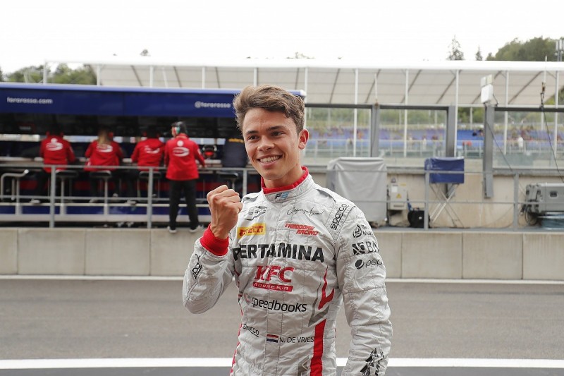 F2 Spa: De Vries beats Russell to secure first series pole