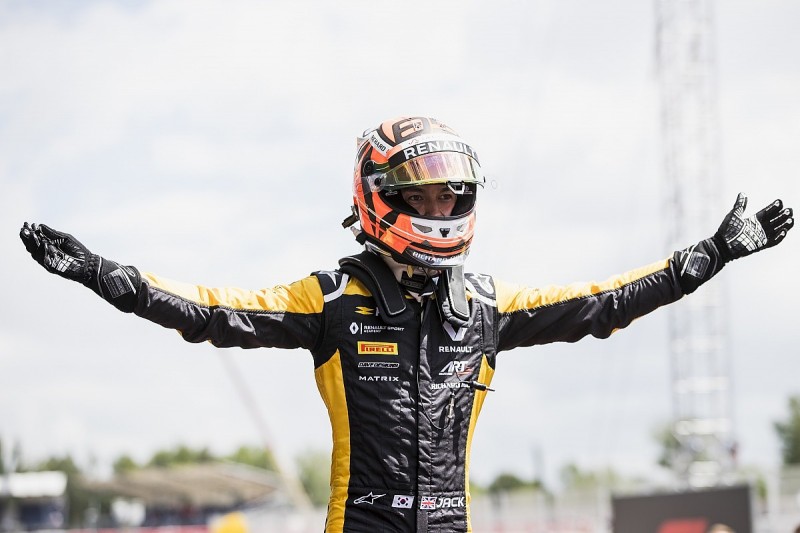 F2 Barcelona: Renault F1 junior Aitken dominates to win sprint race