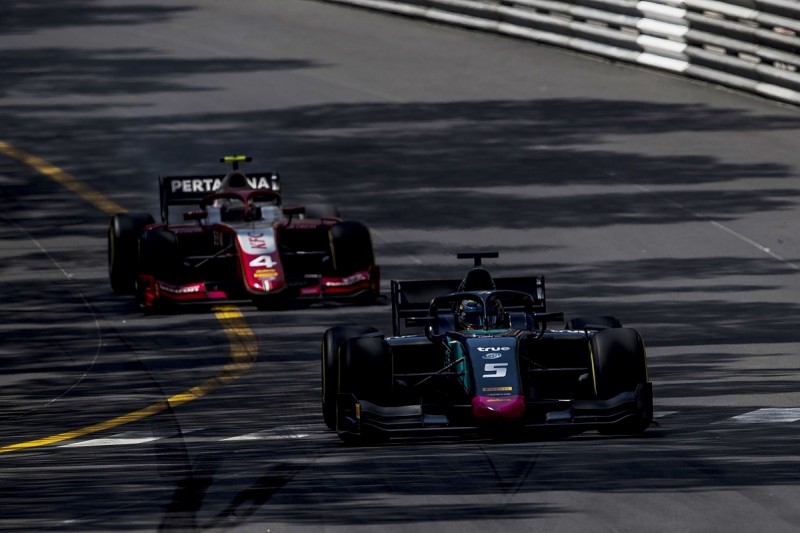 Monaco F2: Albon gets penalty for bizarre de Vries pitlane crash