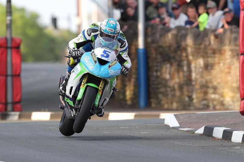 Isle of Man TT 2018: Harrison tops opening Superbike practice