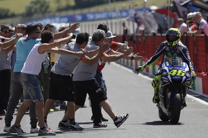 Valentino Rossi snatches Mugello MotoGP pole with late effort
