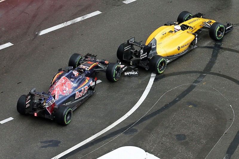 Renault F1's Vasseur slates Kvyat after Magnussen Monaco GP clash