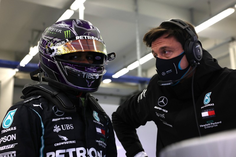 Hamilton-Vertrag: Insider spricht von zwei Jahren und Teamkollegen-Klausel