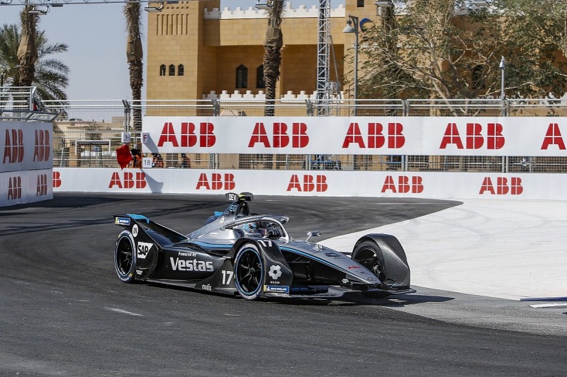Diriyah FE: Mercedes' de Vries surges to dominant pole by over 0.6s