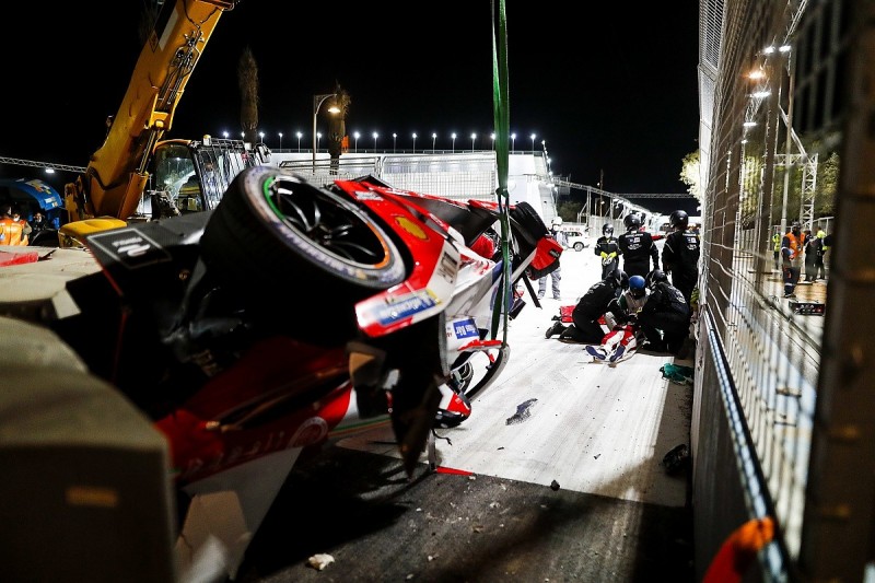 Lynn "100% fine" after horror Diriyah FE crash