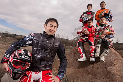 Hiroshi Aoyama assiste i giovani dell'Asia Talent Cup