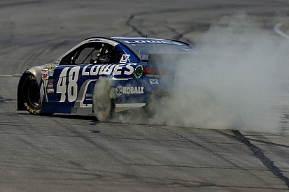Jimmie Johnson trionfa in rimonta ad Atlanta