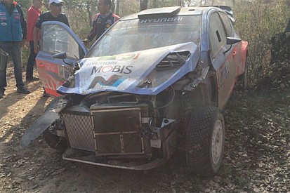 Messico, PS7-8: Neuville capotta, Latvala va all'attacco
