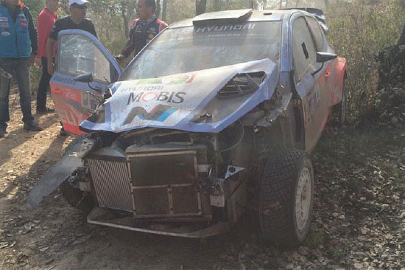 Messico, PS7-8: Neuville capotta, Latvala va all'attacco