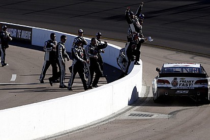 Kevin Harvick concede il bis a Phoenix