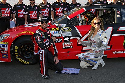 Kurt Busch si prende la pole position a Fontana
