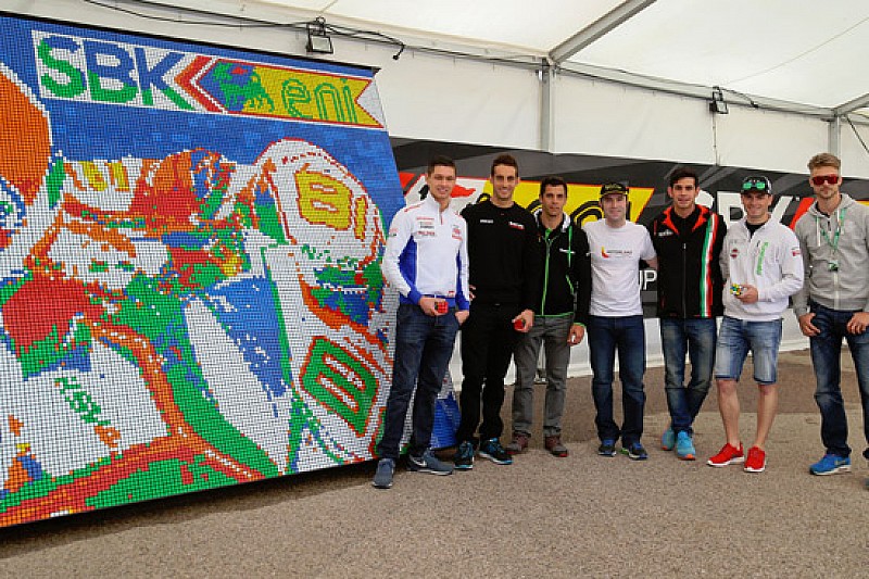 I piloti SBK aiutano per un record con il cubo di Rubik