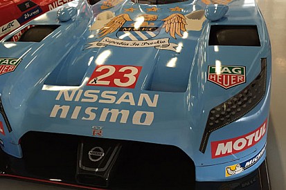 Nissan coi colori del Manchester City