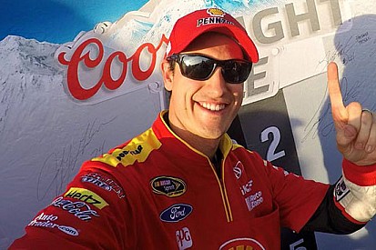 Joey Logano coglie la terza pole position del 2015