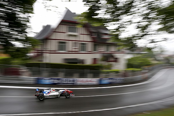 Dennis completa el hat-trick de poles