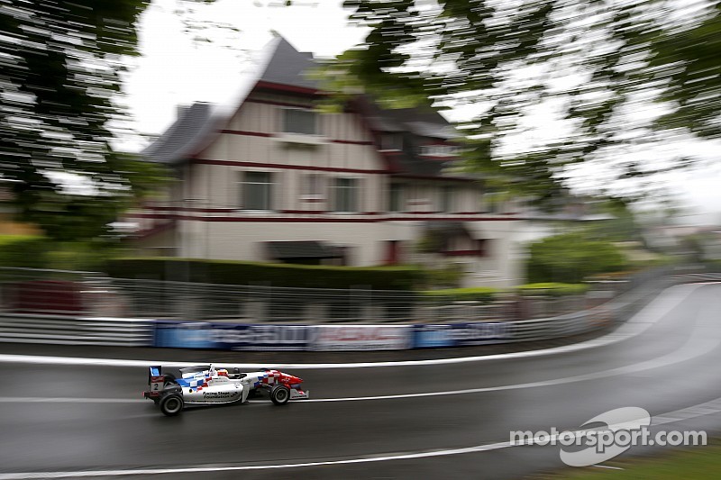 Dennis completa el hat-trick de poles