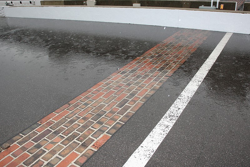 De la pluie sur une rangée de briques