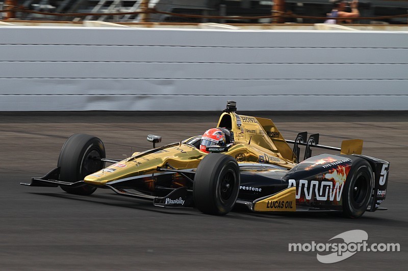Hinchcliffe llevado a la UCI después de una cirugía, está "estable"