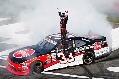 Dillon dominó en Charlotte