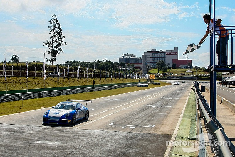 Ricardo Baptista recebe bandeirada em cascavel pela Porshe GT3 Cup