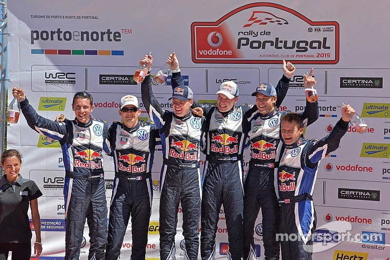 Podio: ganadores Jari-Matti Latvala y Miikka Anttila, el segundo lugar de Sébastien Ogier y Julien I