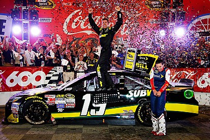 Carl Edwards vence as 600 milhas de Charlotte na base da economia do combustível