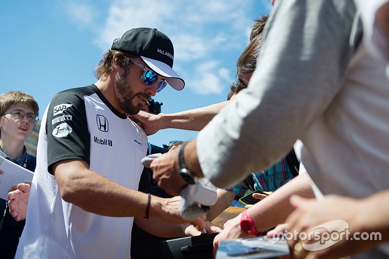 Fernando Alonso, McLaren firma autógrafos para los aficionados