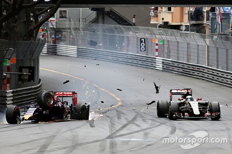 Max Verstappen, Scuderia Toro Rosso crashes with Romain Grosjean, Lotus F1 Team