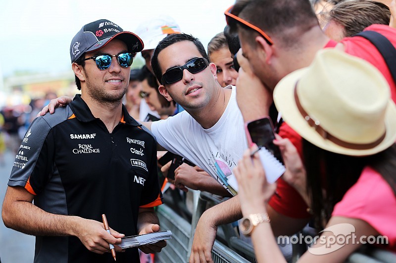 Sergio Pérez, Sahara Force India F1 firma autógrafos para los aficionados