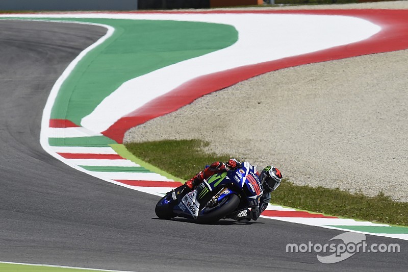 Lorenzo aventaja a Rossi en Mugello