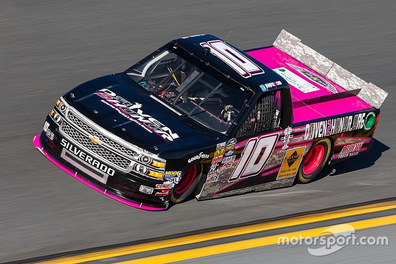 Cobb ha sido llamada por los oficiales de NASCAR