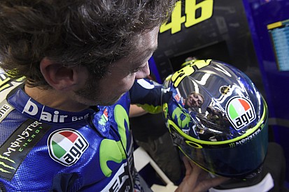 Valentino, con casco conmemorativo en Mugello