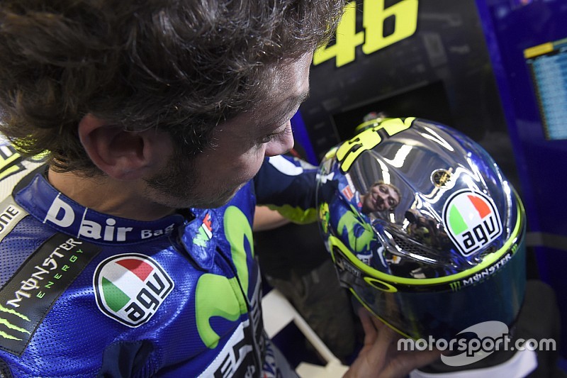 Valentino, con casco conmemorativo en Mugello